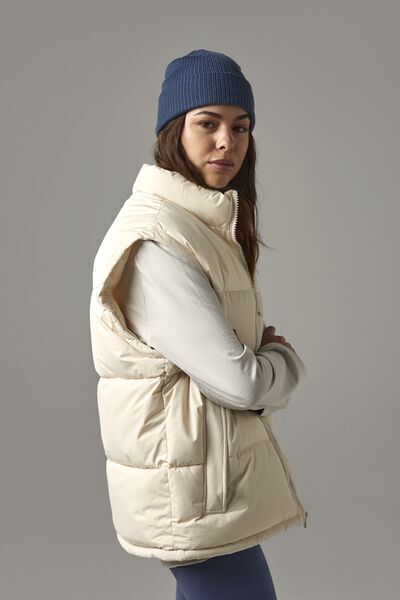 Woman wearing a Polylana beanie